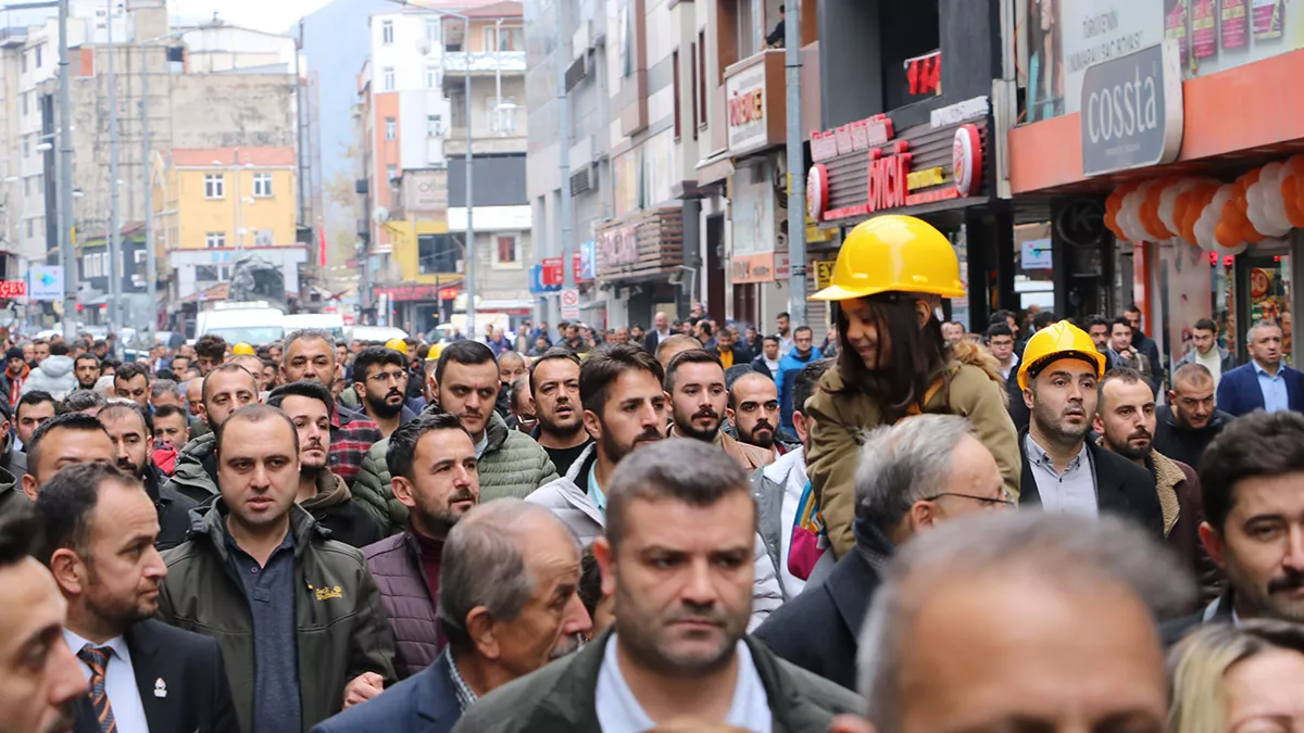 Bartın'ın amasra ilçesinde 4 aralık dünya madenciler günü dolayısıyla madenci anıtı'na çelenk bırakıldı. 42 işçinin öldüğü grizu faciasına ilişkin konuşan genel maden i̇şçileri sendikası (gmi̇s) amasra şube başkanı ümit çınar, "bu işin peşinde olacağız, bundan kimsenin kuşkusu olmasın" dedi.