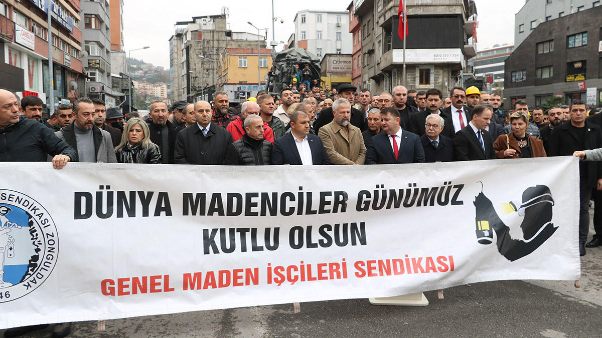 Madenciler Günü dolayısıyla Madenci Anıtı'na çelenk bırakıldı