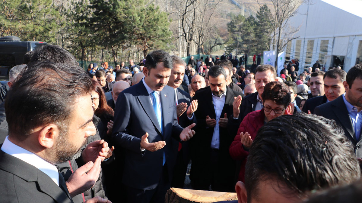 Ankara'da 519 kentsel dönüşüm konutunun hak sahipleri belirlendi. Ankara'nın Mamak ilçesinde kentsel dönüşüm projesi kapsamında inşa edilen 519 konutun hak sahipleri, Çevre, Şehircilik ve İklim Değişikliği Bakanı Murat Kurum'un da katıldığı kura çekilişiyle sahiplerini buldu.