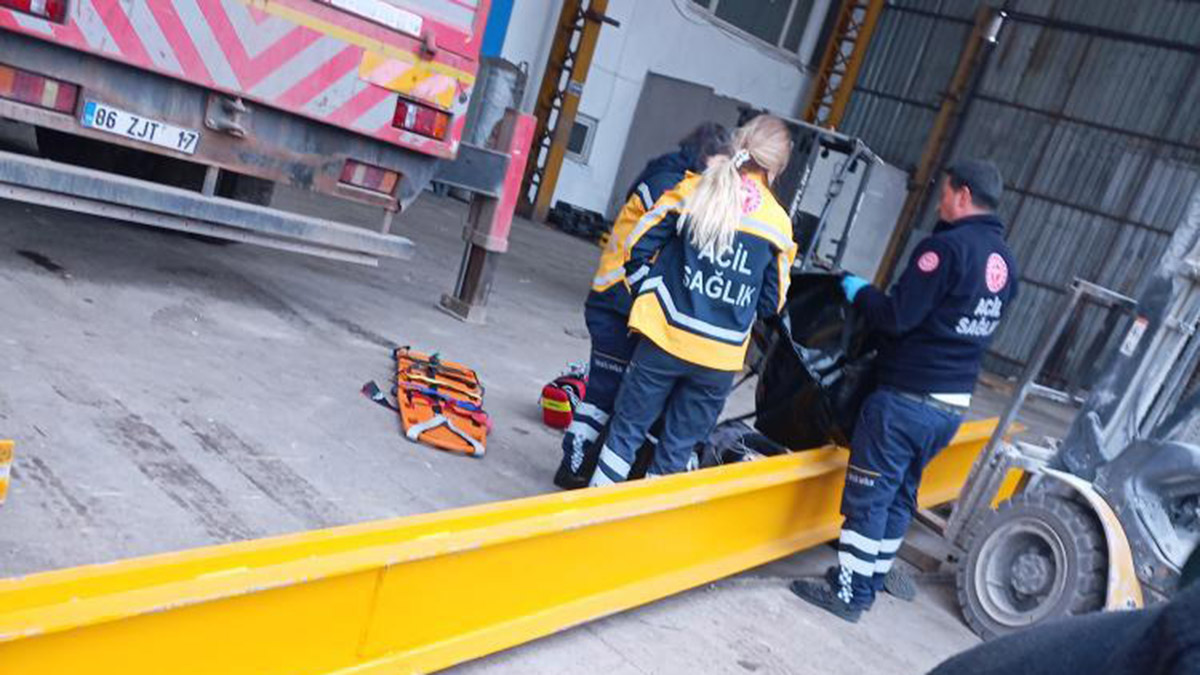 Ankara'da üzerine vinç direği devrilen işçi öldü