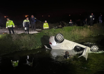 Antalya'da otomobil sulama kanalına uçtu;1 ölü
