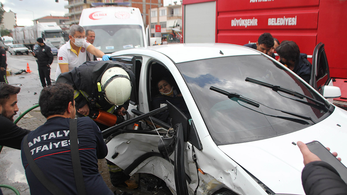 Antalya'da otomobiller çarpıştı; 5 yaralı