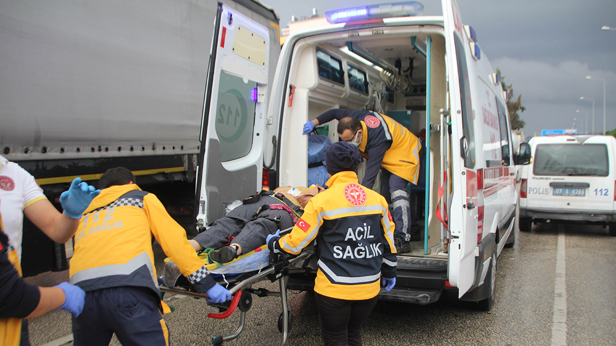 Antalya'da otomobiller çarpıştı; 5 yaralı