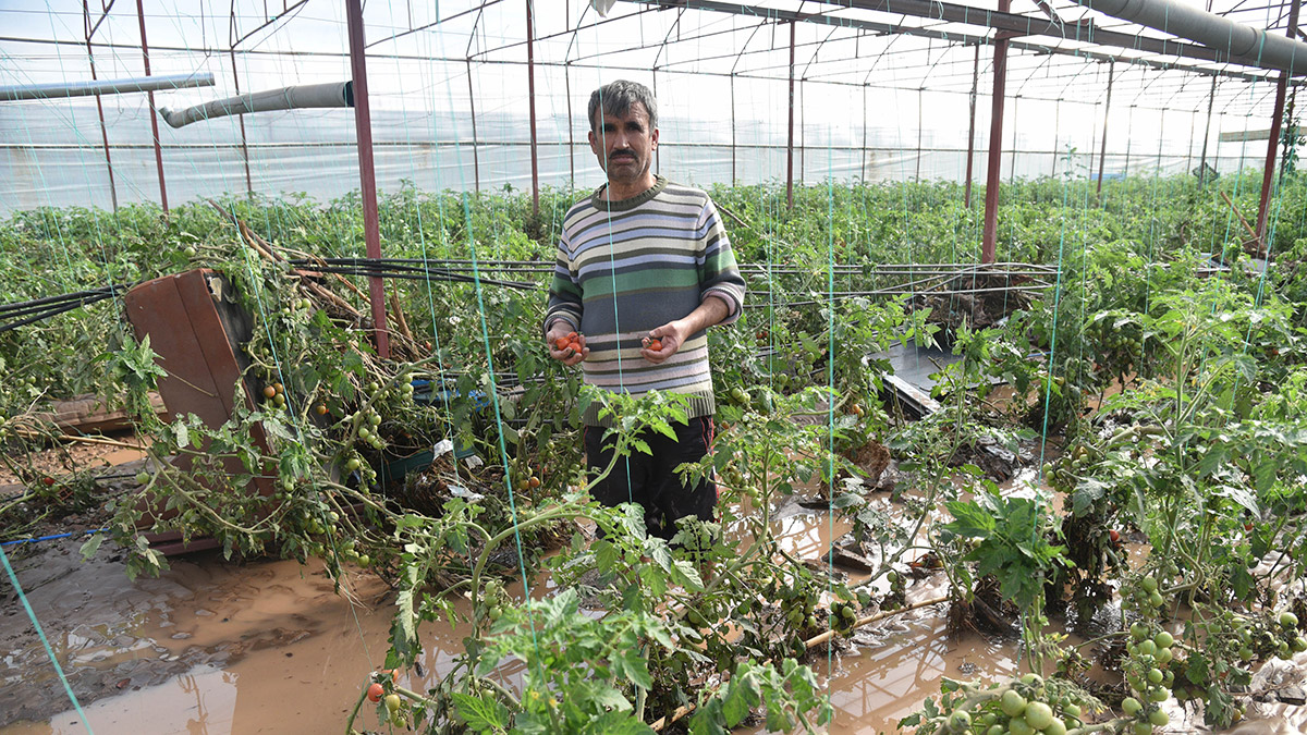 Antalya'nın Finike ilçesinde yaşanan sel felaketinden sonra 3 gün çeşme suyu içmeyin uyarısı yapıldı.