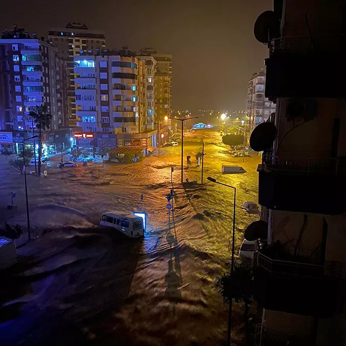 Antalya'nın iki ilçesinde sel felaketi; eğitime 1 gün ara