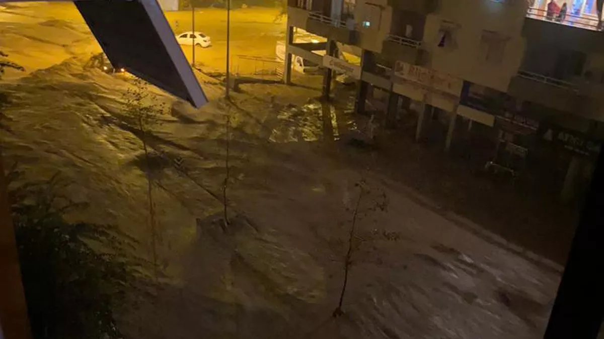 Antalya'nın iki ilçesinde sel felaketi; otomobiller sürüklendi, seralar su altında kaldı, eğitime bir gün ara verildi.
