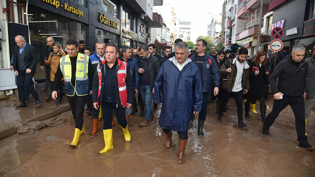 Antalyanin iki ilcesinde sel felaketi otomobiller suruklendi seralar su altinda kaldi 10 5589 dhaphoto1 1 - öne çıkan - haberton