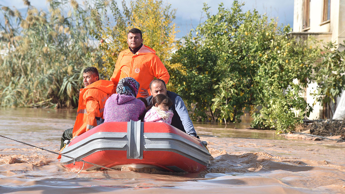 Sel felaketi sonrası seralarda ekili ürünler zarar gördü 