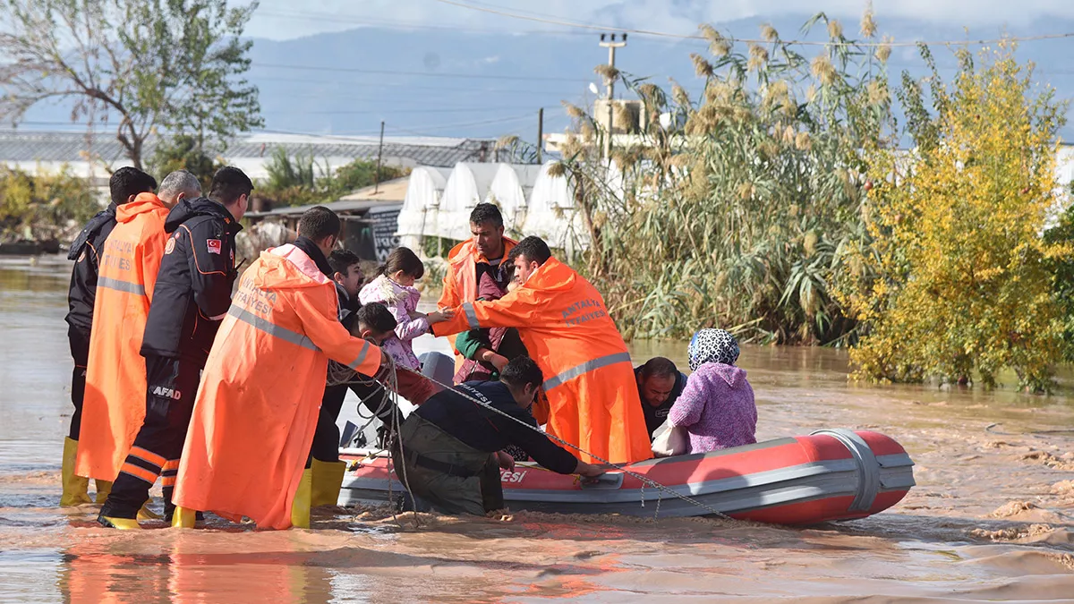 Antalya'nın kumluca ve finike ilçelerinde dün akşam saatlerinde etkili olan yağmurda su altında kalan serasını kontrole giden çiftçi kalp krizi geçirerek vefat etti.