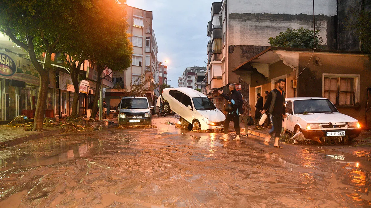 Antalya'nın iki ilçesinde sel felaketi