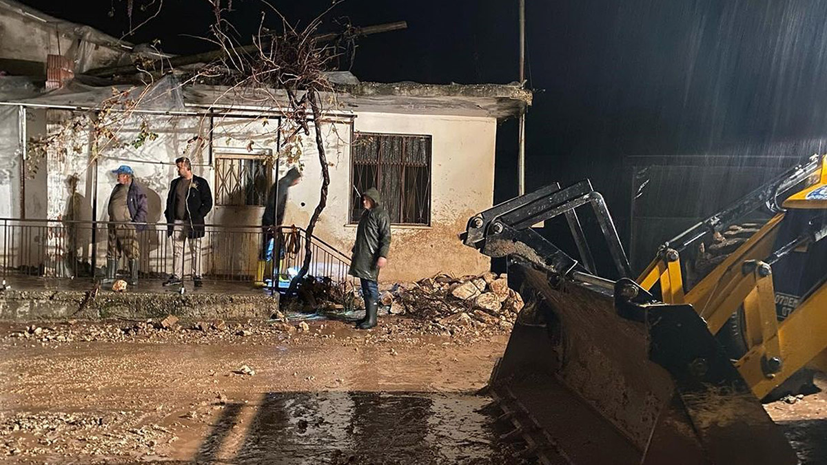 Antalya'nın iki ilçesinde sel felaketi; Köşkerler Mahallesi'ndeki bazı evlerin duvarları yıkıldı, yollar yıkıldı.