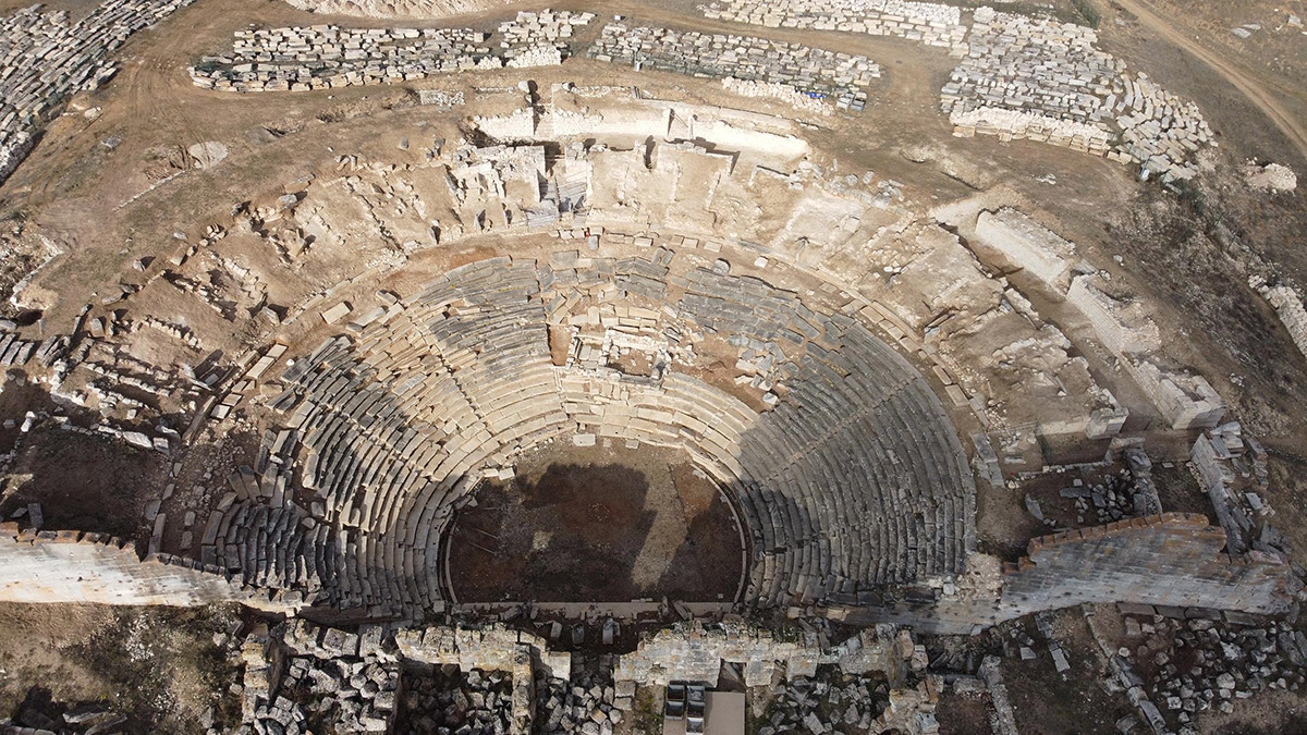 UNESCO Dünya Mirası Geçici Listesi'nde bulunan Aizanoi Antik Kenti'ndeki kazılarda 'Eros' ile 'Dionysos' ve yarı tanrı 'Herakles'in heykel başları gün yüzüne çıkarıldı.