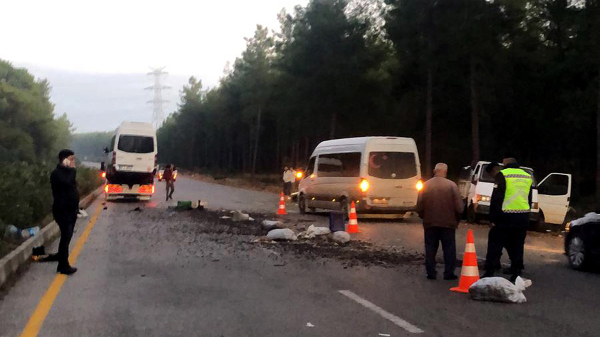 Arızalanan kamyonetini kontrol ederken minibüs çarptı
