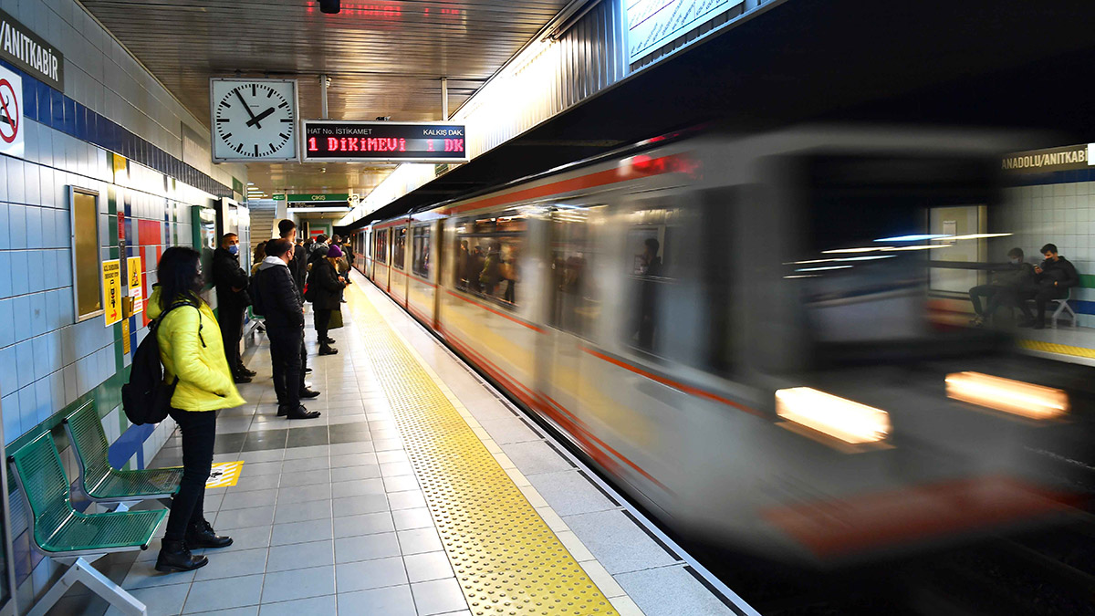 Başkentliler yılbaşına huzur ve güven içinde girsin diye gerekli önlemlerini alan Ankara Büyükşehir Belediyesi, 7/24 hizmet verecek.