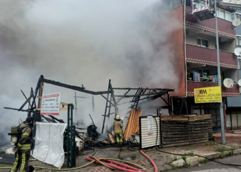 Ataşehir'de geri dönüşüm tesisinde yangın