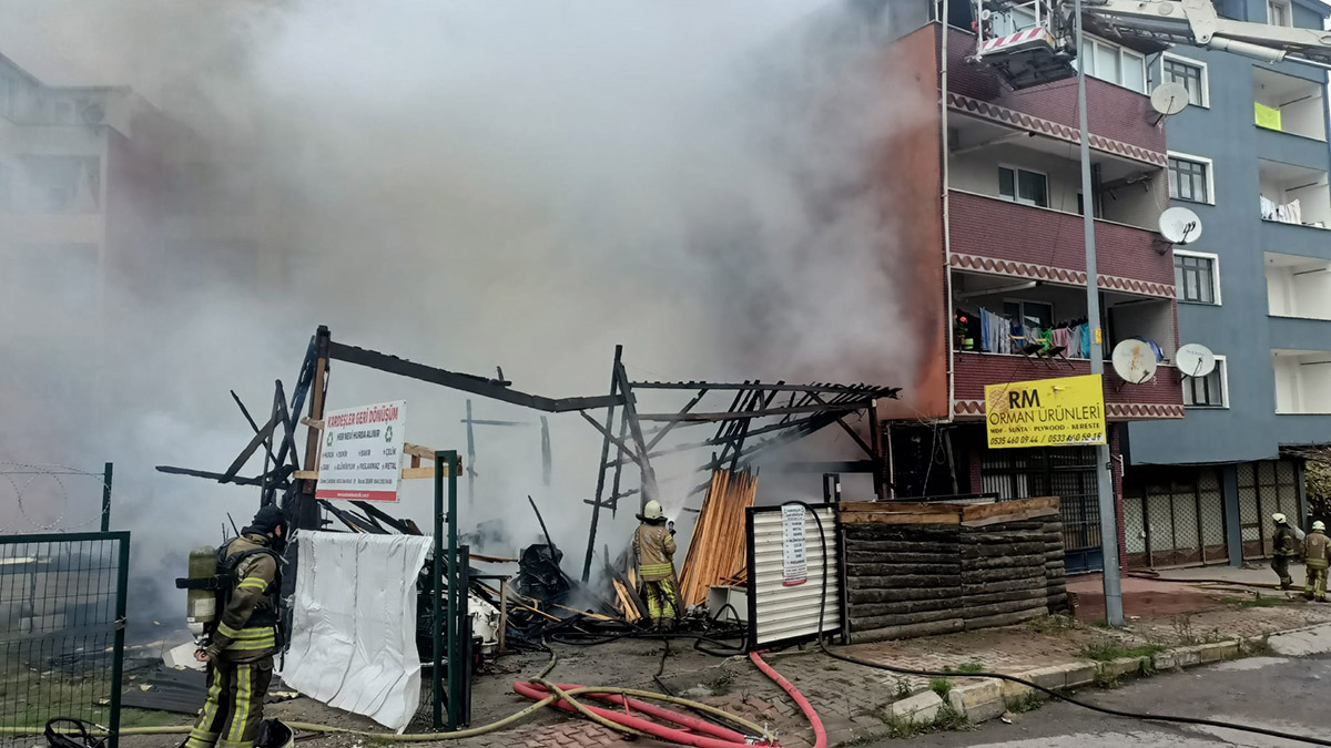 Ataşehir'de geri dönüşüm tesisinde yangın