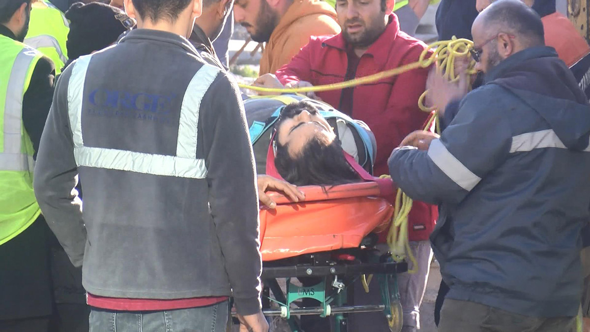 Metro şantiyesinde 3 metre yüksekten düşen işçi yaralandı