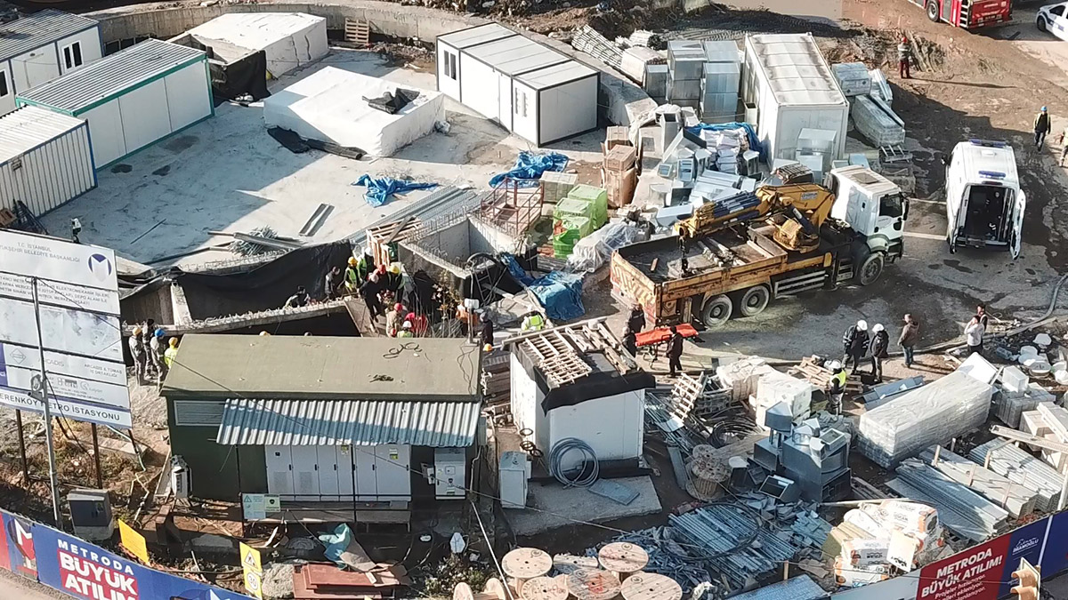 Metro şantiyesinde 3 metre yüksekten düşen işçi yaralandı