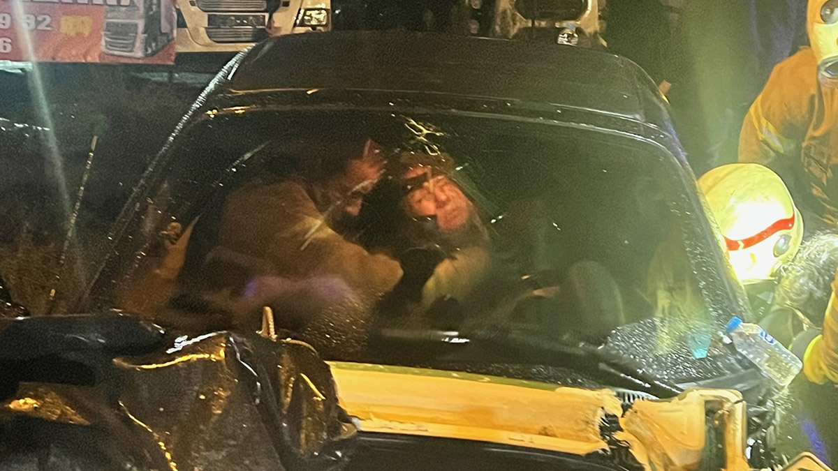 Ataşehir otomobil servis minibüsüne çarptı