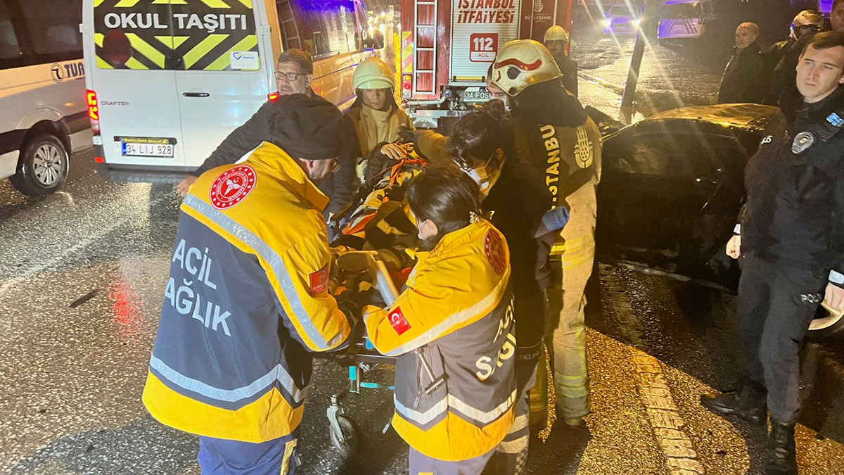 Ataşehir otomobil servis minibüsüne çarptı