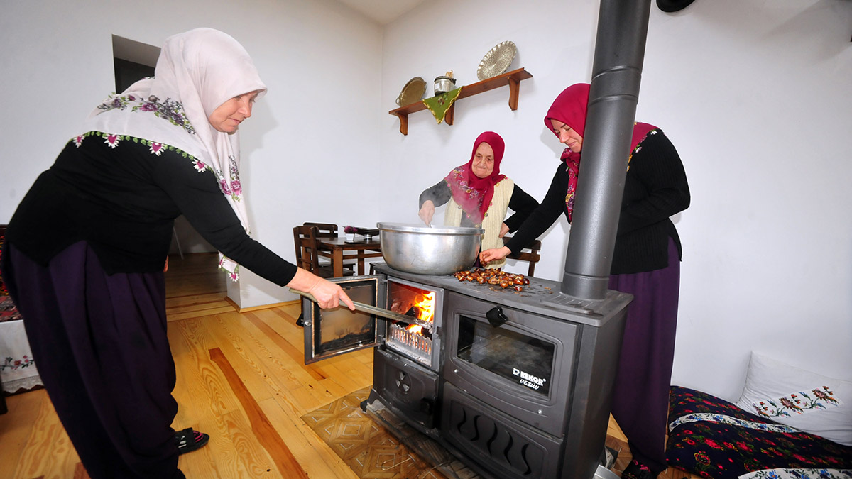 Bursa'da Uludağ eteklerine kurulmuş, eskiden köy olan kırsal Yiğitali Mahallesi'nde, Atatürk'ün talimatı ile kurulan okul binası zamanla atıl kalınca kooperatife dönüştürüldü.
