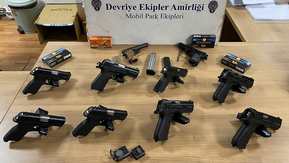 Avcılar'da 1 suikast silahı ve 10 tabanca ele geçirildi