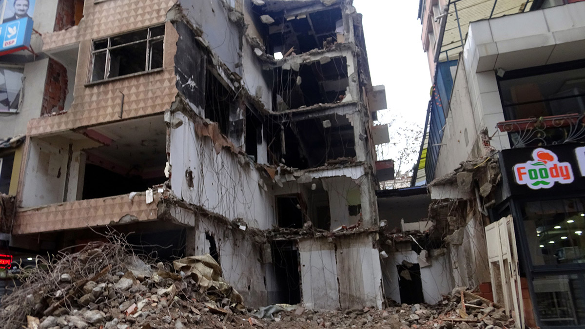 Avcılar'da metruk bina yıktırıldı