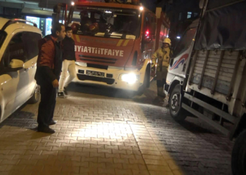 Avcılar'da yangın ihbarına giden itfaiye sokağa giremedi