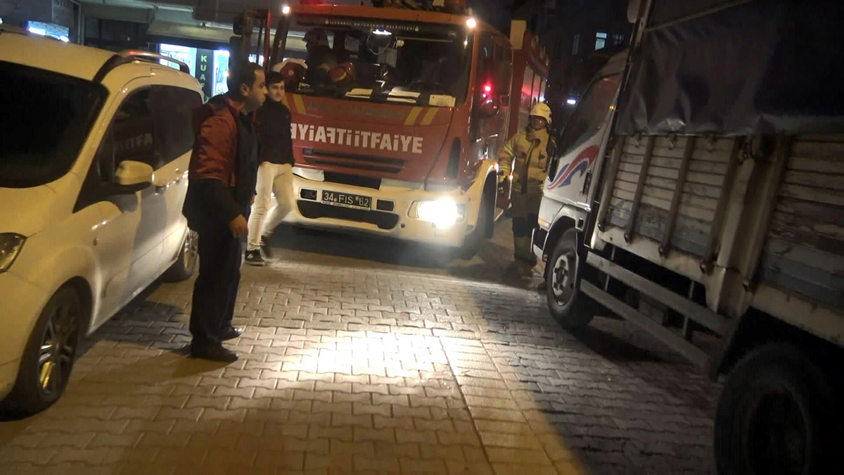 Avcılar'da yangın ihbarına giden itfaiye sokağa giremedi