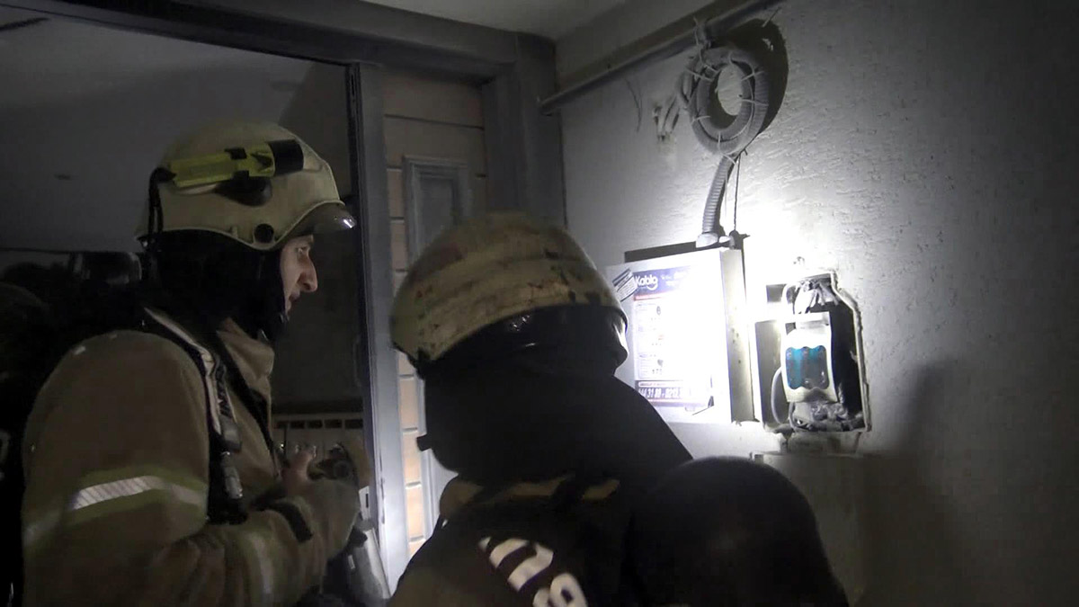 Avcılar'da yangın ihbarına giden itfaiye sokağa giremedi