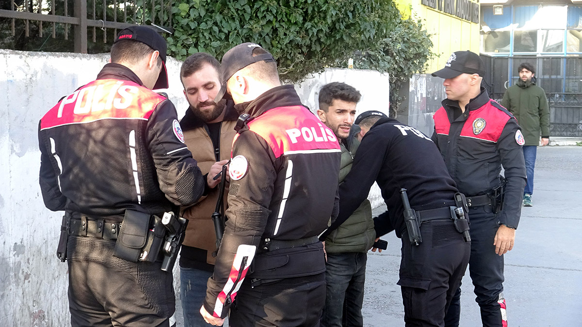 Avcılar'daki okulların önünde denetim