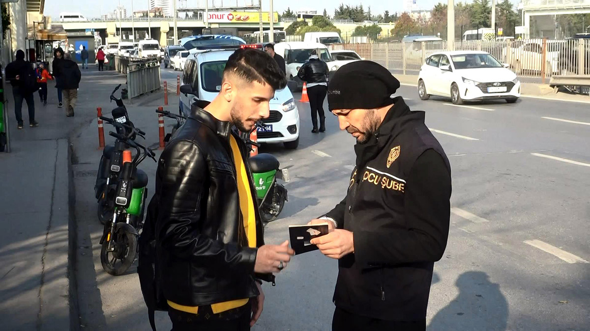 Avcılar'daki okulların önünde denetim