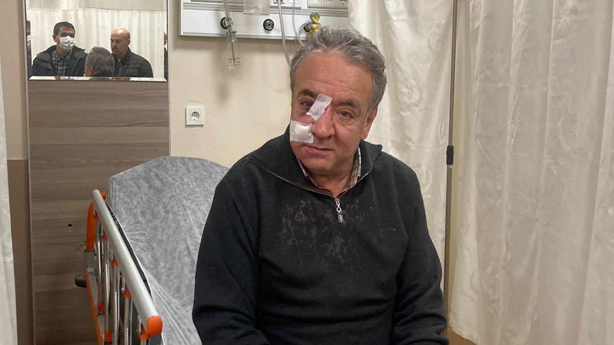 Bağcılar'da iddiaya göre; Aile Sağlığı Merkezi'nde, defalarca tuvaleti kullanarak binadakileri rahatsız eden kişi, kendisini uyaran Doktor Mahmut Doğan'a saldırdı.