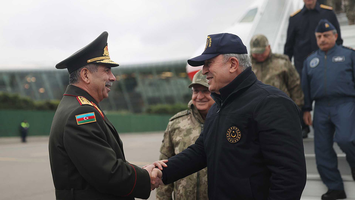 Milli Savunma Bakanı Hulusi Akar TSK komuta kademesi ile Azerbaycan'a gitti. Azerbaycan Cumhurbaşkanı İlham Aliyev, Bakan Akar ve beraberindeki komuta kademesini kabul etti.