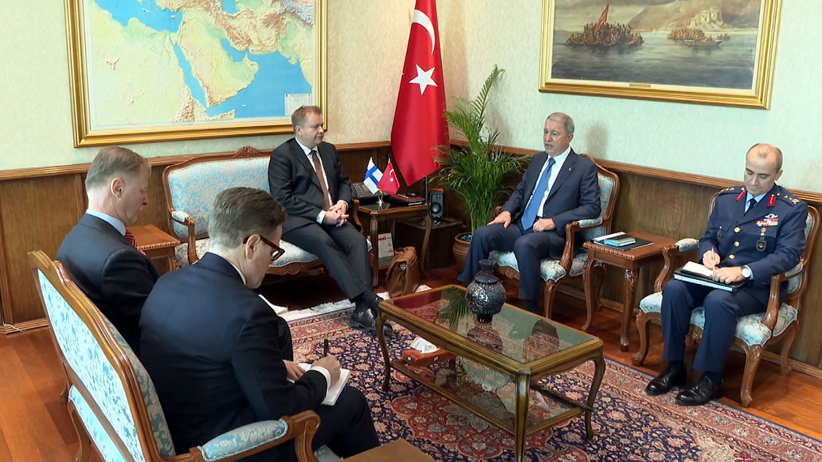 Hulusi Akar Finlandiya Savunma Bakanı ile görüştü