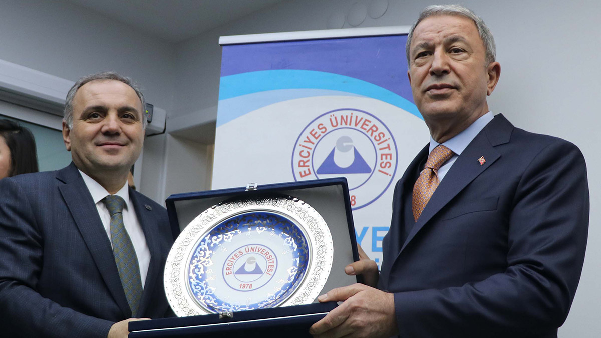 Milli Savunma Bakanı Hulusi Akar Erciyes Üniversitesi Tıp Fakültesi Yılmaz-Mehmet Öztaşkın Kalp Hastanesi'ni ziyaret etti.