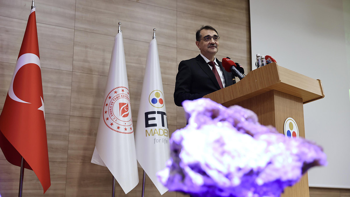 Enerji ve Tabii Kaynaklar Bakanı Fatih Dönmez, "Bu yıl kendi rekorunu kıran Eti Maden 2 milyon 650 bin ton rafine bor satışı yaparak, ülkemize 1 milyar 300 milyon dolar kazanç sağlamıştır. İnşallah Eti Maden, Cumhuriyetimizin 100'üncü yılında da yeni bir rekorla bu rakamları da aşacaktır" dedi.