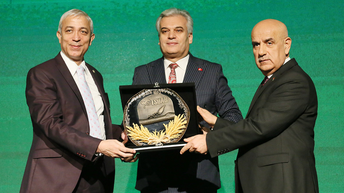 Tarım ve Orman Bakanı Vahit Kirişci, sertifikalı tohum üretiminin 9 kat artışla 1,3 milyon tona çıktığını ve kullanılan tohumun yüzde 96'sının yurt içinde üretildiğini söyledi. Kirişci, 2023 tohum desteği bütçesini 978 milyon TL'ye çıkardıklarını açıkladı.