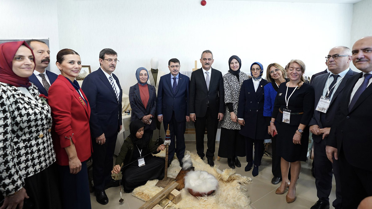 Milli Eğitim Bakanı Özer, "Tüm kursları dijital platforma aktaracağız. Artık halk eğitimde uluslararasılaşıyoruz" dedi.