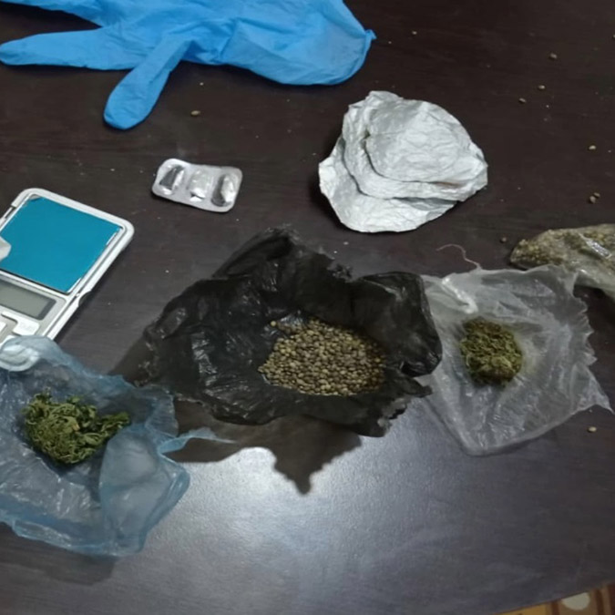 Mersin'de düzenlenen 'Kökünü Kurutma Operasyonu'nda 131 şüpheli, gözaltına alındı. İçişleri Bakanı Süleyman Soylu, "Son 5 yılda uyuşturucuya bağlı ölümler, 941'den 270’e düştü. Bu, 3'te 1 düştüğü anlamına gelir. Bu bize yeterli mi? Hayır, değil. 1 evladımızı bile bu illete kaptıramayız" dedi.