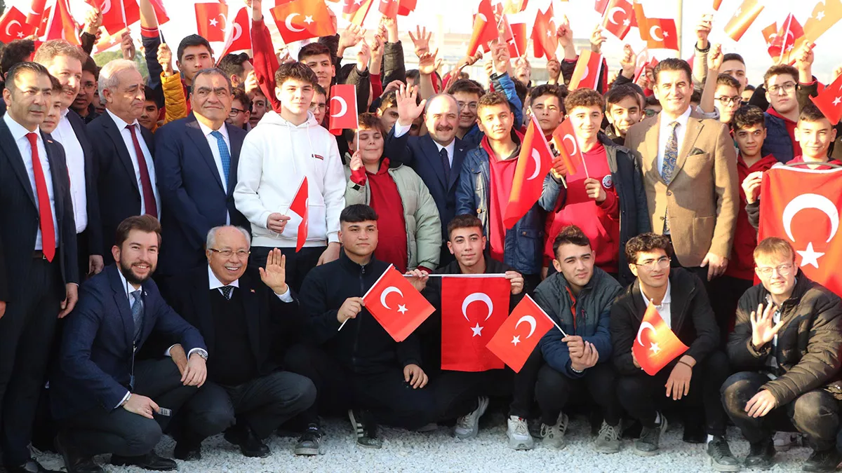 Sanayi ve teknoloji bakanı mustafa varank, denizli'de teknik tekstile dönüşüm projesi'ni yürüttüklerini belirterek, "'denizli tekstil sektörünün lokomotif şehirlerinden biri' dedik ama ben inanıyorum ki teknik tekstilde yaşayacağı dönüşümle birlikte denizli, tekstil sektörünün messi'si olacak ve inşallah tüm türkiye'ye önderlik edecek. ”