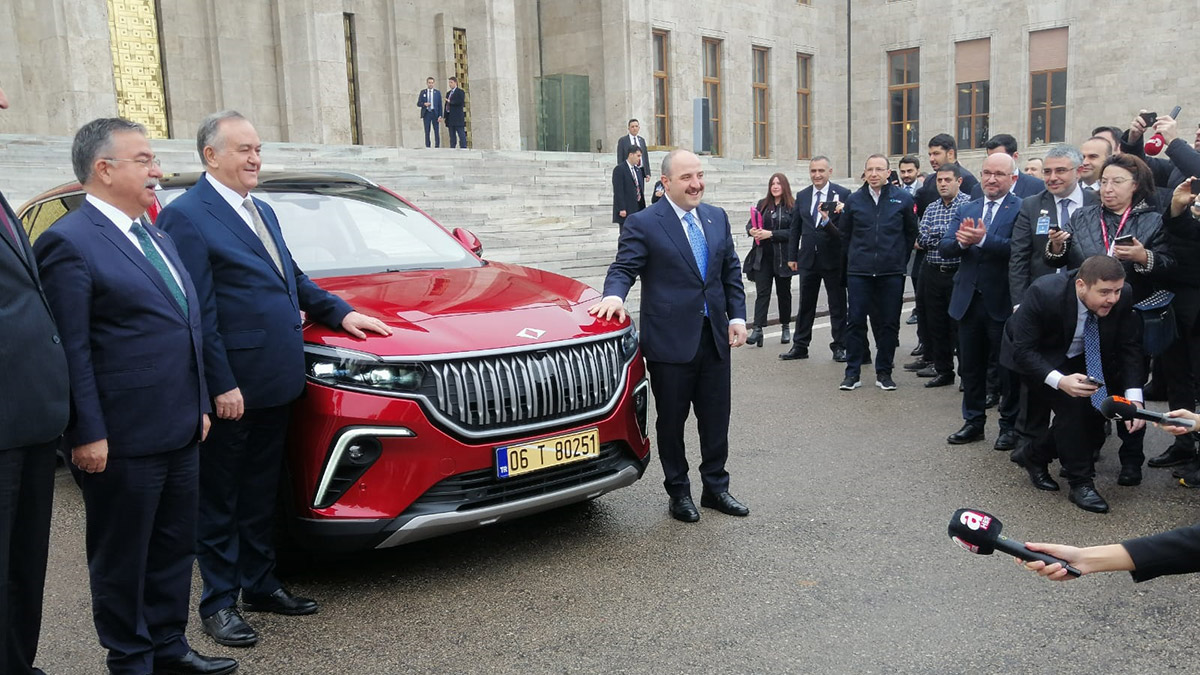 Sanayi ve Teknoloji Bakanı Mustafa Varank Meclis'e Togg ile geldi. Varank, "Şubat ayında nasıl bir satış stratejisi uygulayacağını şirket ilan edecek. Mart ayında da inşallah bu araçlar satışa başlayacak" dedi.