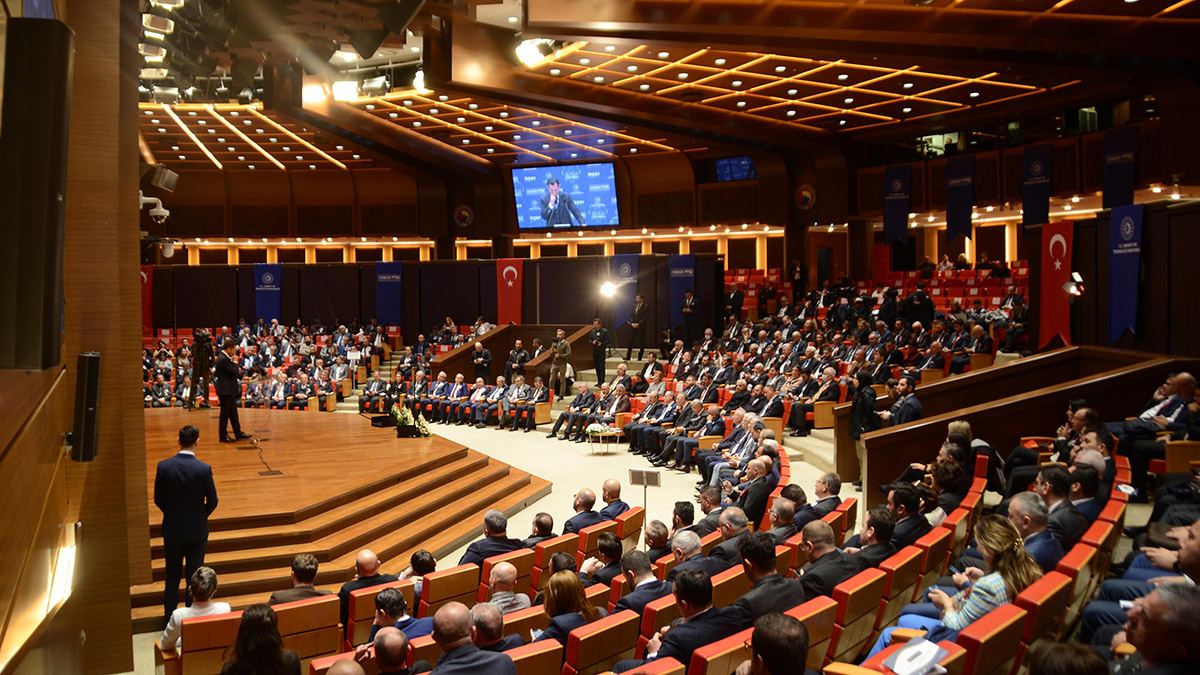 Sanayi ve Teknoloji Bakanı Mustafa Varank, "Dışsal yeni şoklarla karşılaşmadığımız takdirde enflasyonda beklentilerin aşağı yönlü olmasını öngörüyoruz. Dolaysıyla asgari ücrette yapmış olduğumuz yüksek oran zam ve enflasyondaki düşüşün de buna eşlik etmesiyle vatandaşlarımızın alım gücünü iyileştireceğiz" dedi.