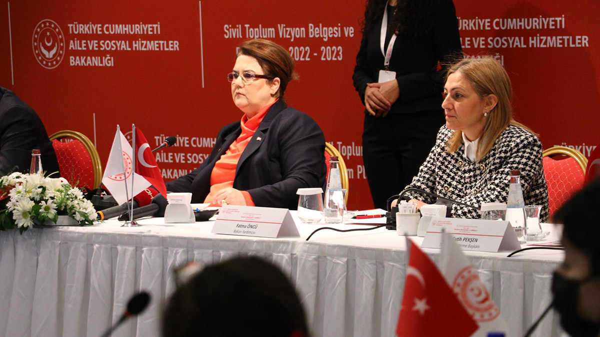 Aile ve Sosyal Hizmetler Bakanı Yanık, 2022 Kasım ayı itibarıyla, 104'ü resmi, 304'ü ise özel olmak üzere toplam 408 bakım merkezinde yaklaşık 34 bin engelli vatandaşa yatılı bakım hizmeti sunduklarını belirtti.