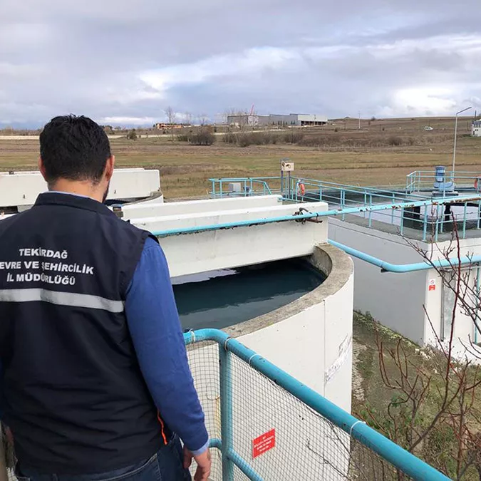 Tekirdağ'ın ergene ilçesindeki yuvalı deresi'nde balık ölümleri sonrası numuneler toplandı, çevredeki 7 fabrikada inceleme yapıldı.