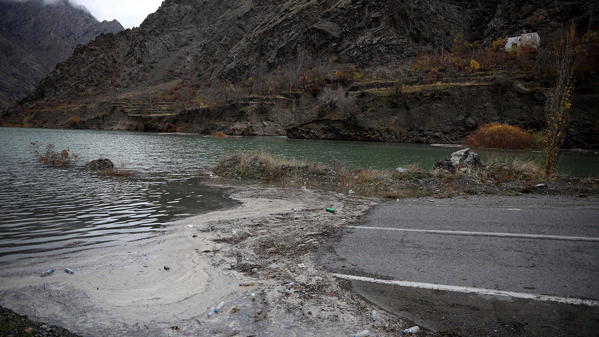 Yusufeli'nde baraj suları ilçeye yaklaşıyor, ilçe merkezindeki evlerini tahliye edenler, yeni yerleşim alanına taşınıyor.