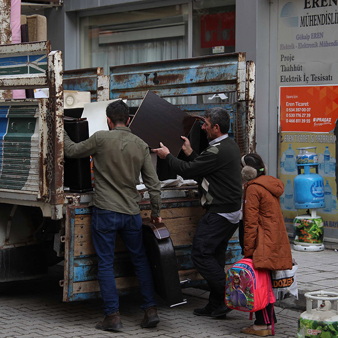 Yusufeli'nde baraj suları ilçeye yaklaşıyor, ilçe merkezindeki evlerini tahliye edenler, yeni yerleşim alanına taşınıyor.