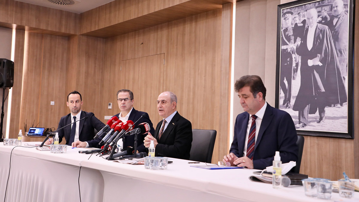 Özelleştirme İdaresi Başkanlığı’nın Büyükçekmece ilçesi Kamburgaz ve Güzelce mahallelerinde ‘kamu yararına’ ayrılmış bazı parsellerin satış ve imar planı değişikliğine yönelik kararı üzerine Büyükçekmece Belediye Başkanı Dr. Hasan Akgün bugün basın açıklaması düzenledi.