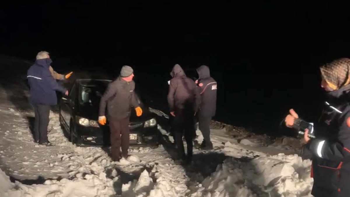 Karda mahsur kalan 4 kişi kurtarıldı