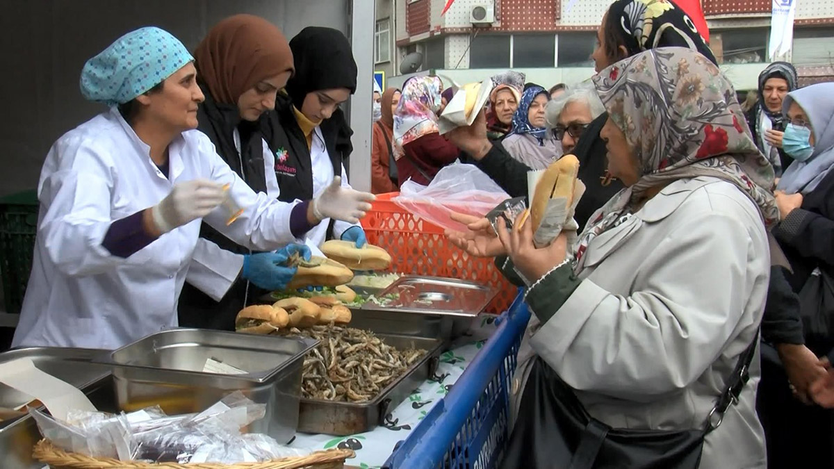Bayrampaşa'da Balık Festivali'nde 3 ton hamsi dağıtıldı